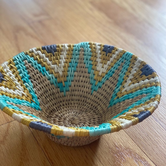 Round woven decorative basket - Picture 2 of 10